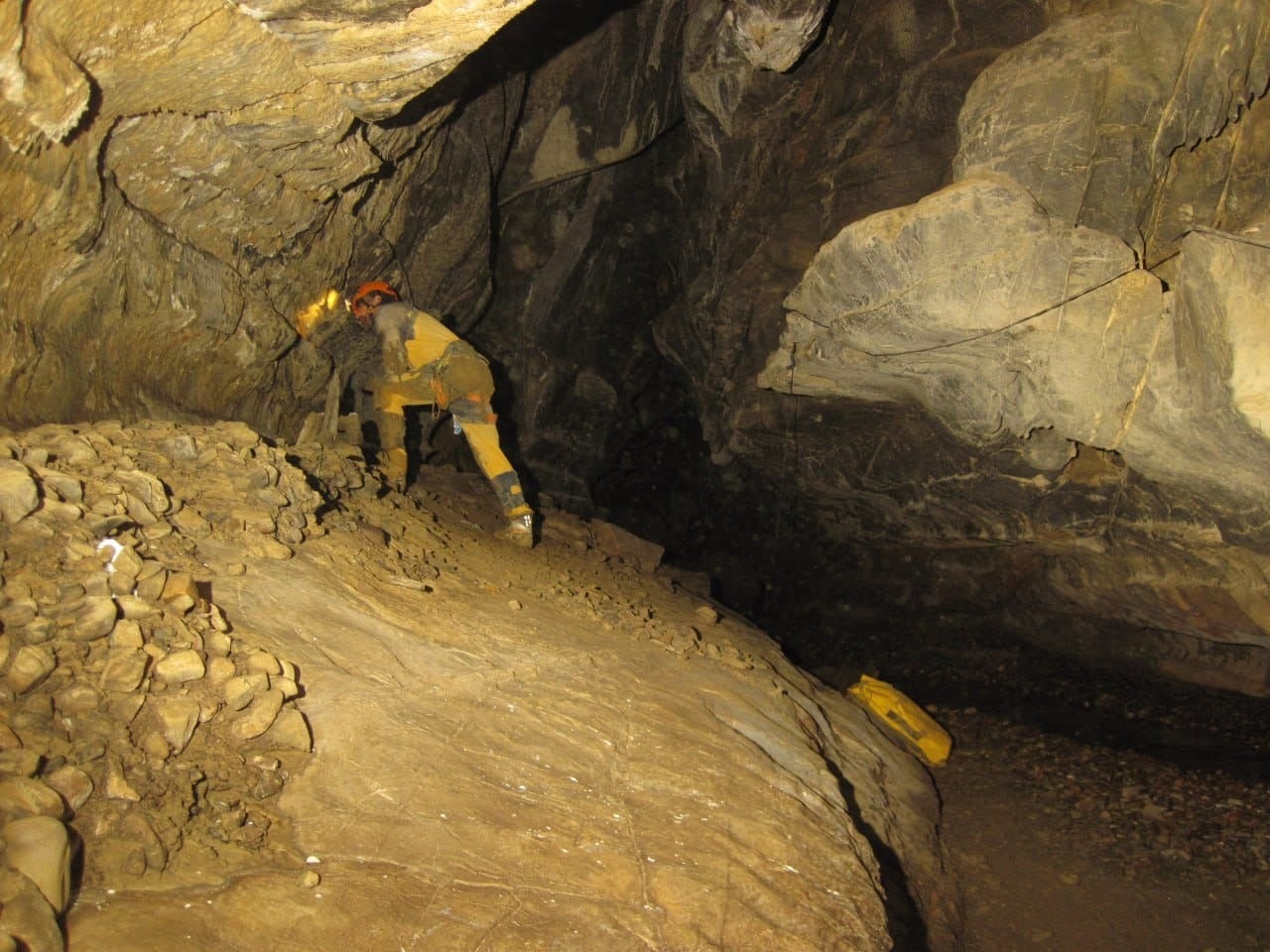 Un espeleólogo, dentro de la cueva de Soba.