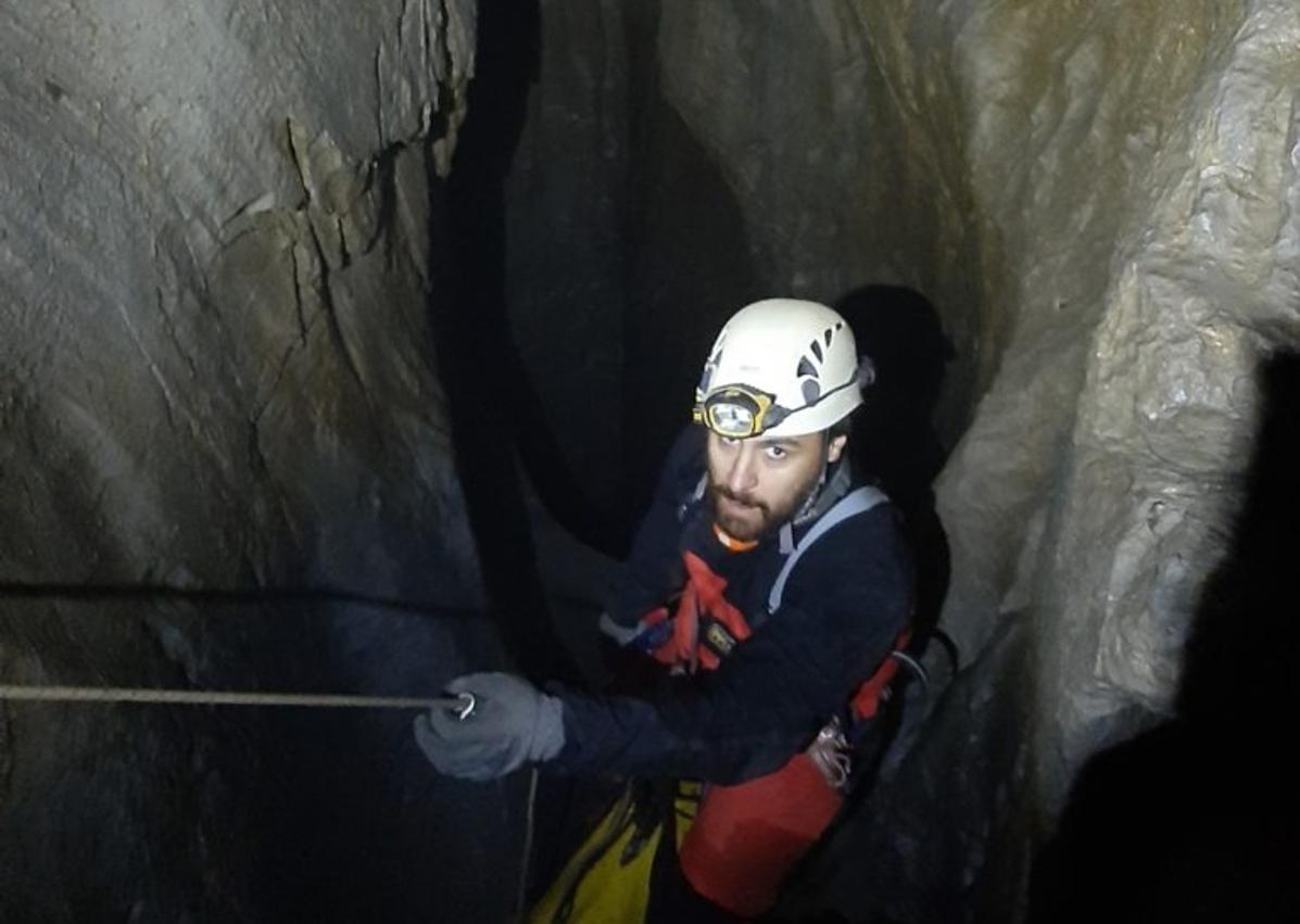 Imagen secundaria 1 - Fotografías del interior y exterior de la cueva.