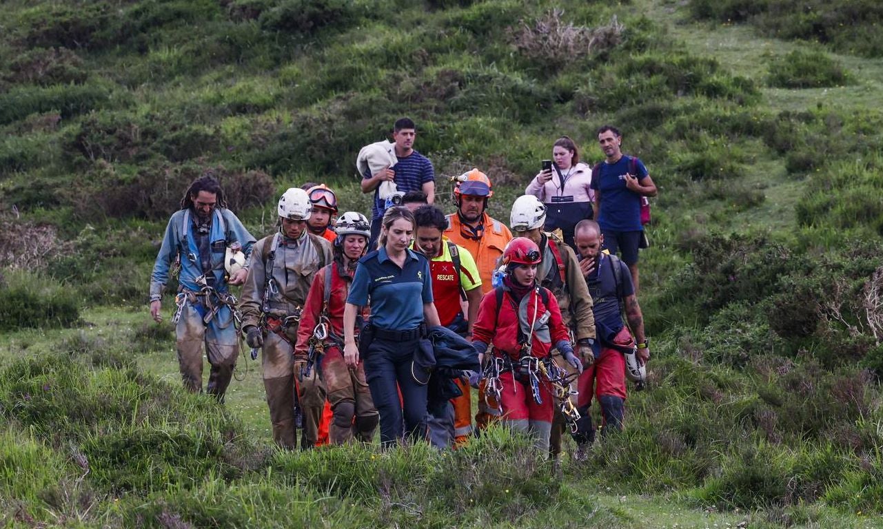 Los dos espeleólogos junto al equipo de rescate que ha dado con ellos