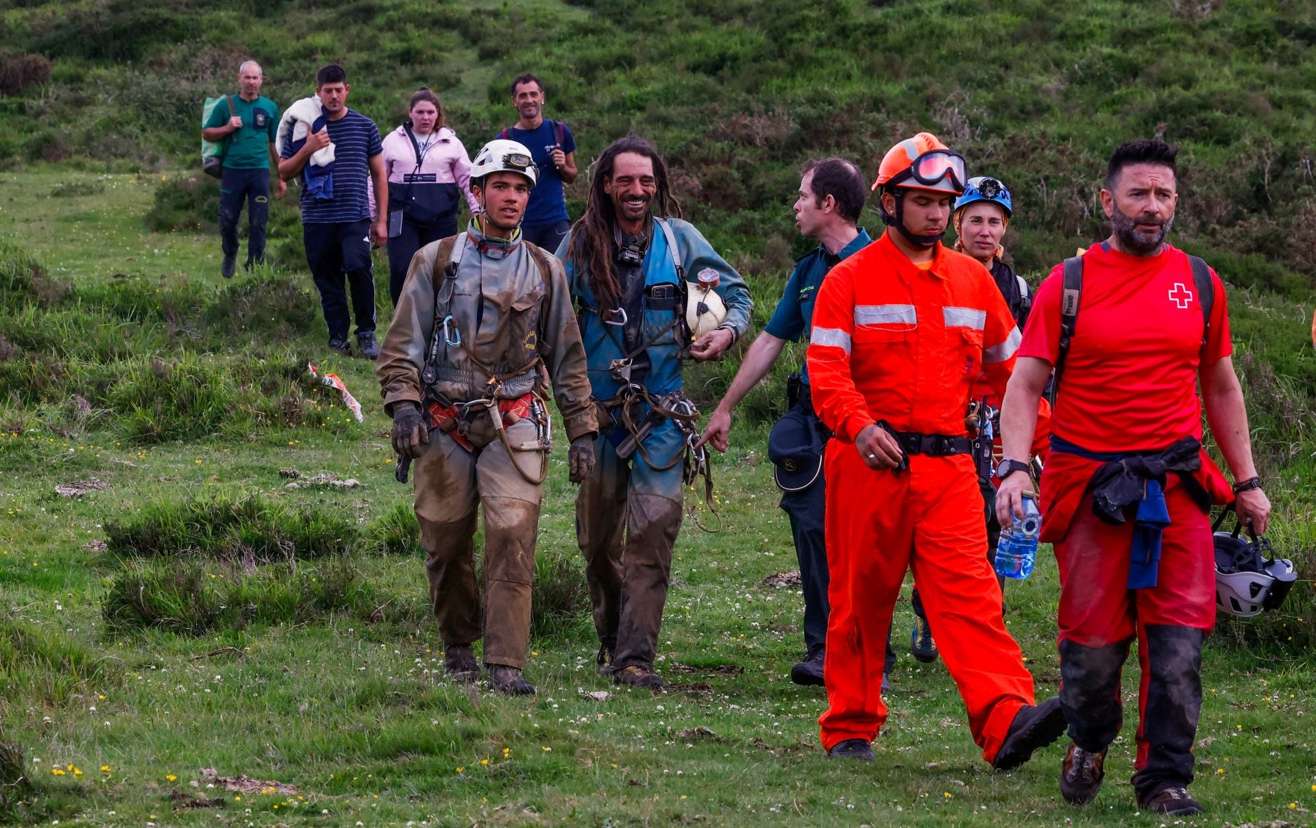 Alfonso Urrutia junto a uno de los agentes