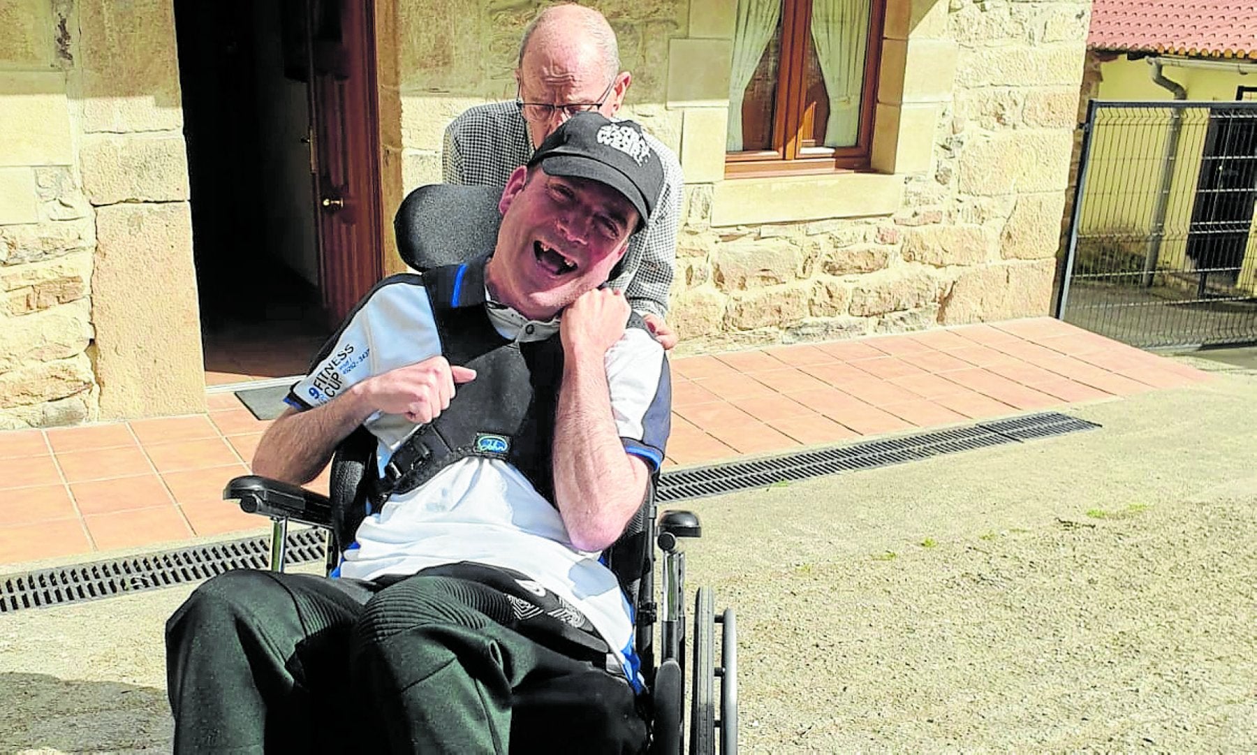 Domingo Morante sentado en su silla a la entrada de su casa.