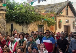 Varios castreños asisten a la misa de San Juan en la mañana de este lunes.