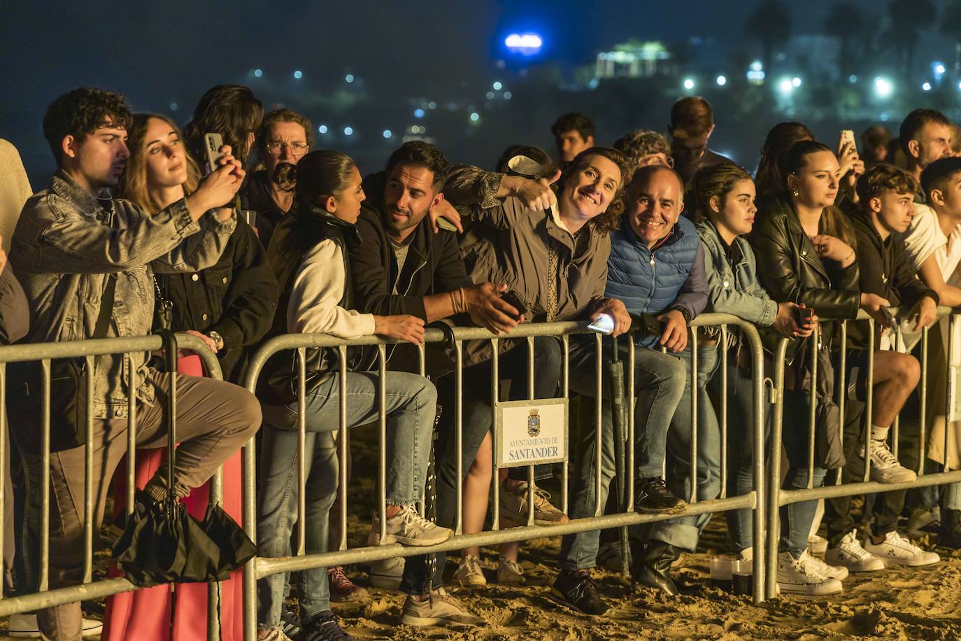 Mucha gente llegó con tiempo para ocupar las primeras filas en las vallas