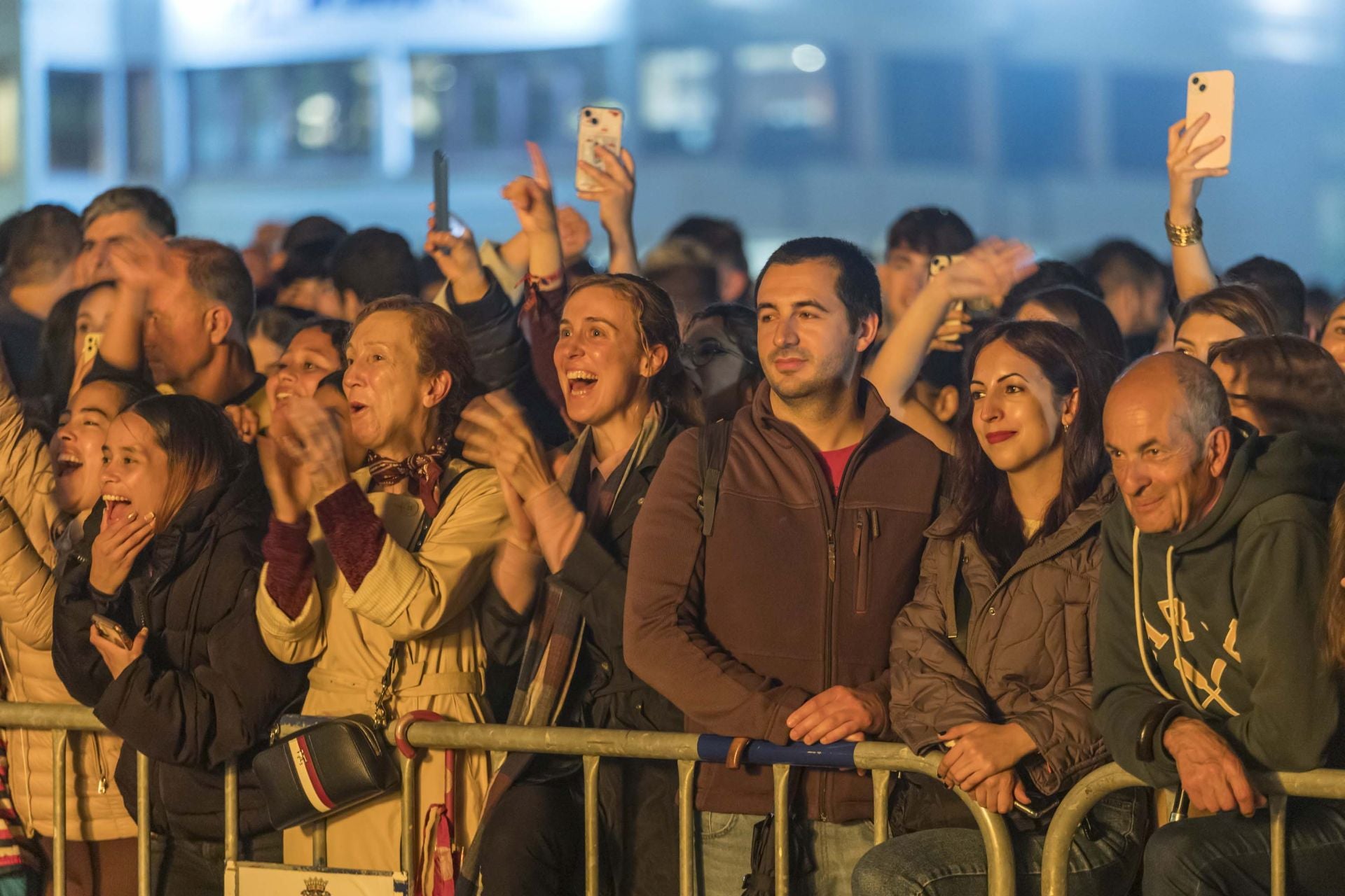 Asistentes a la hoguera de El Sardinero disfrutando del espectáculo de anoche