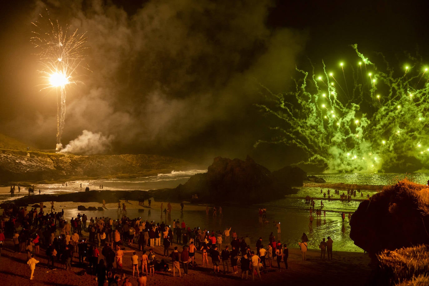 Baños y fuegos artificiales en la especial noche de San Juan en la playa de Soto de la Marina