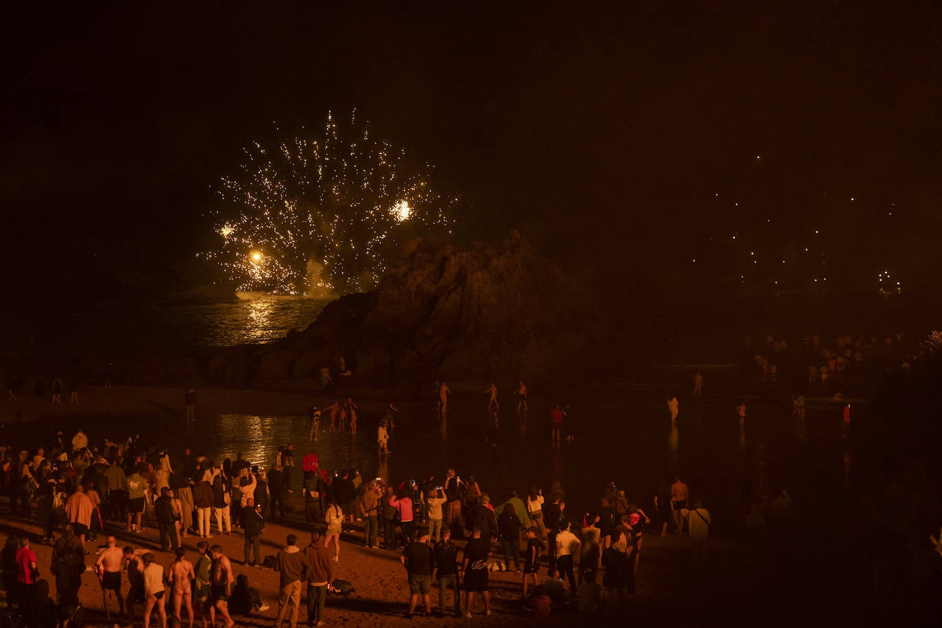 Cientos de personas, como cada año, acudieron a la playa