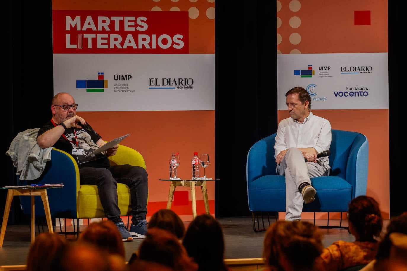 El periodista Guillermo Balbona junto al escritor Ignacio Martínez de Pisón.