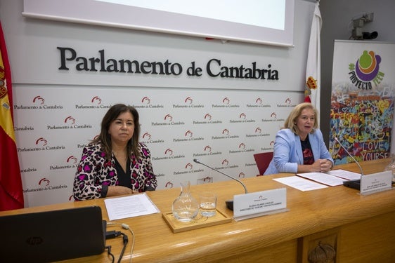 Eloísa Velarde, directora de Proyecto Hombre, y María José González, presidenta del Parlamento de Cantabria, ayer durante el acto