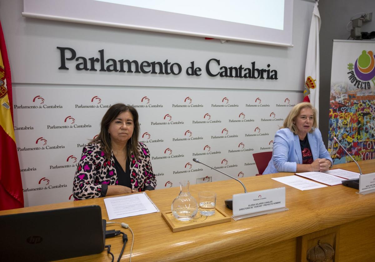 Eloísa Velarde, directora de Proyecto Hombre, y María José González, presidenta del Parlamento de Cantabria, ayer durante el acto