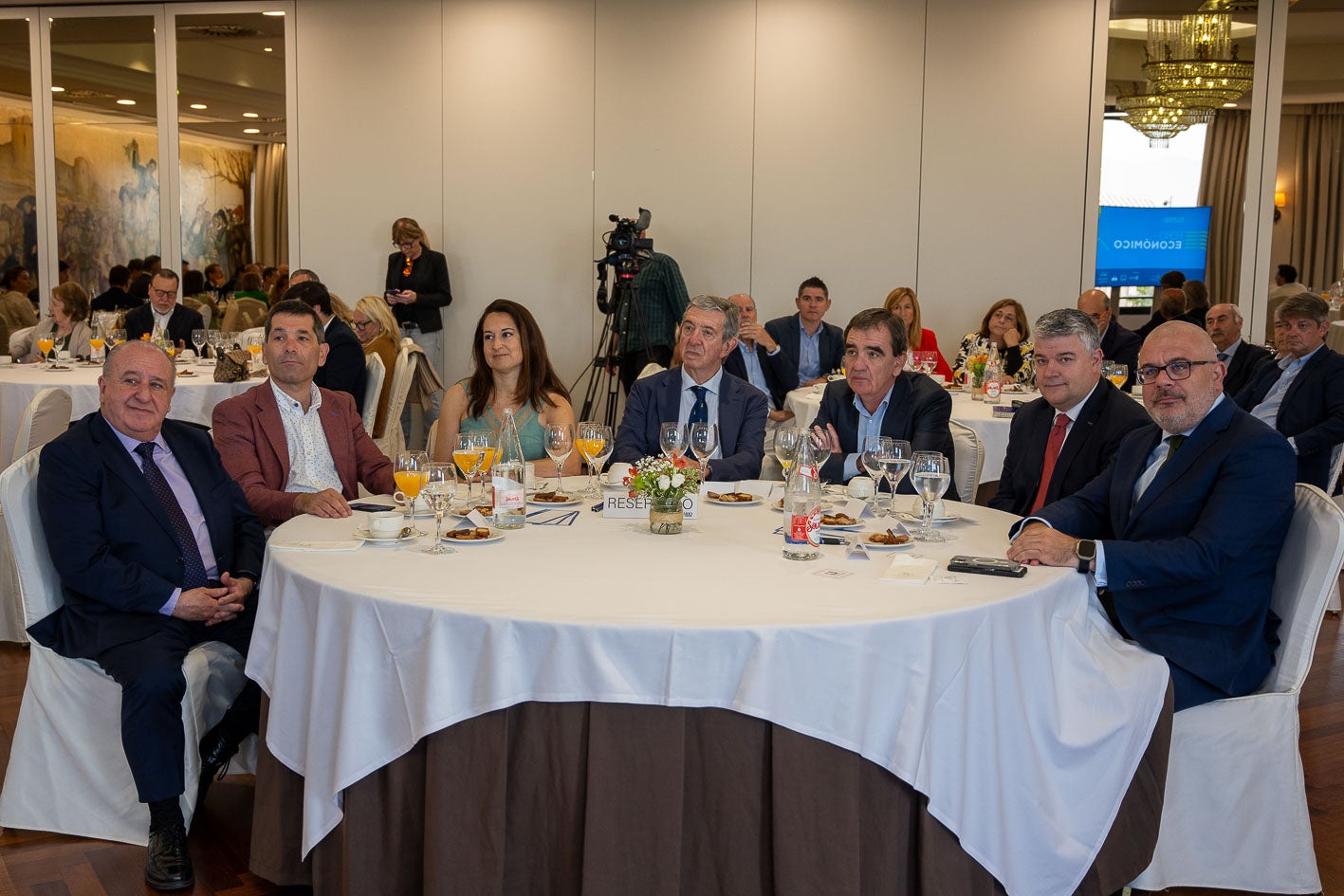 Imagen de la mesa presidencial durante la inauguración del Foro Económico de El Diario Montañés. 