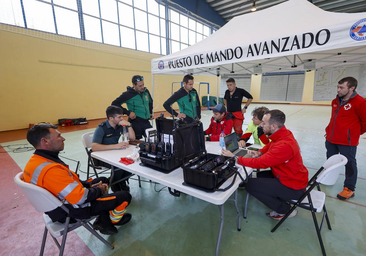 Especialistas del 112, de la Guardia Civil y de Cruz Roja, en el puesto de mando desplegado en Soba.