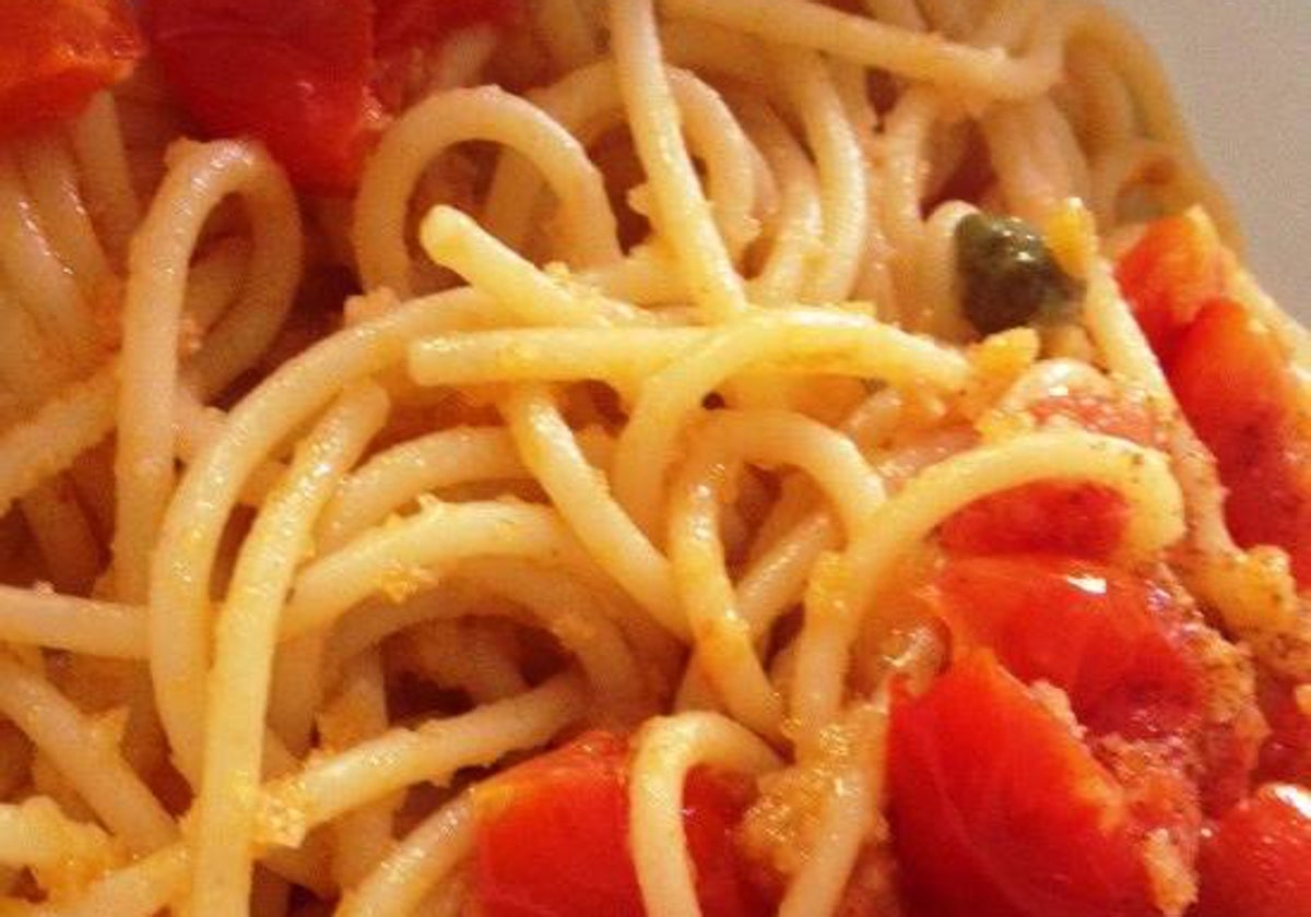 Pasta con anchoas y salsa de tomate.