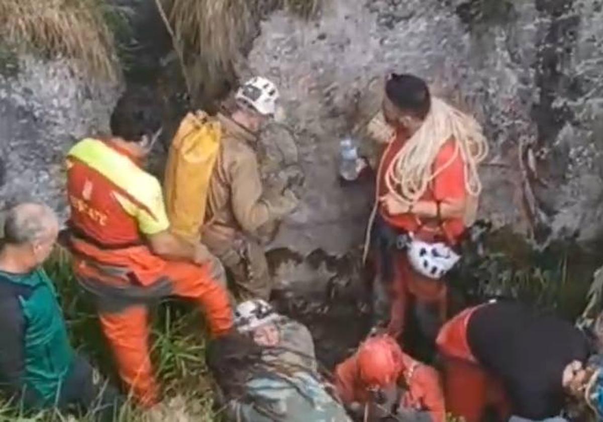 El emotivo momento en el que los rescatados salieron a la luz tras 50 horas en la cueva