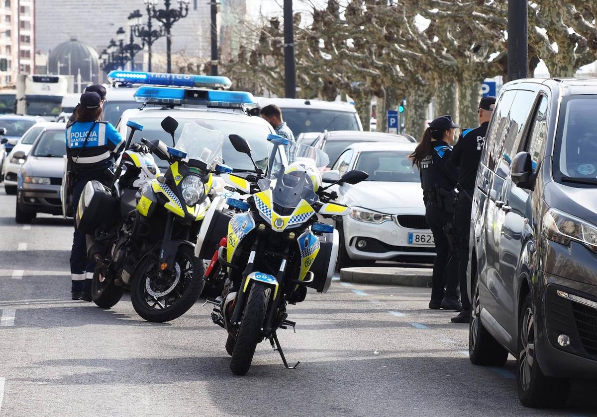 Actuación de la Policía Local en el centro de Santander.