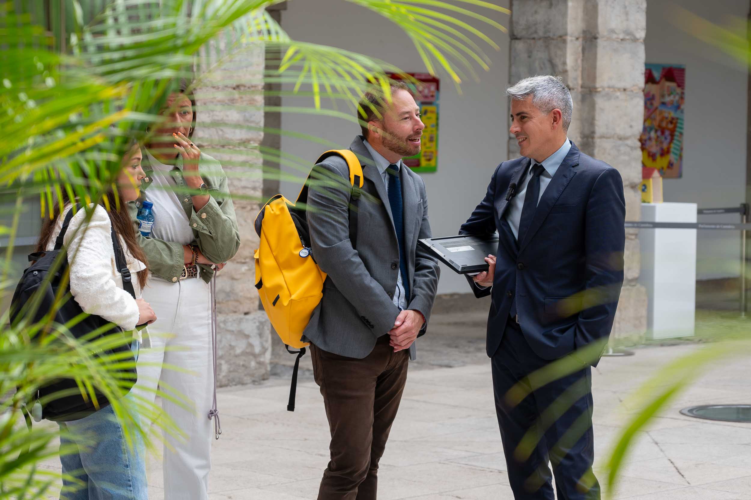 Pablo Zuloaga, en un descanso en el patio central del Parlamento de Cantabria. 