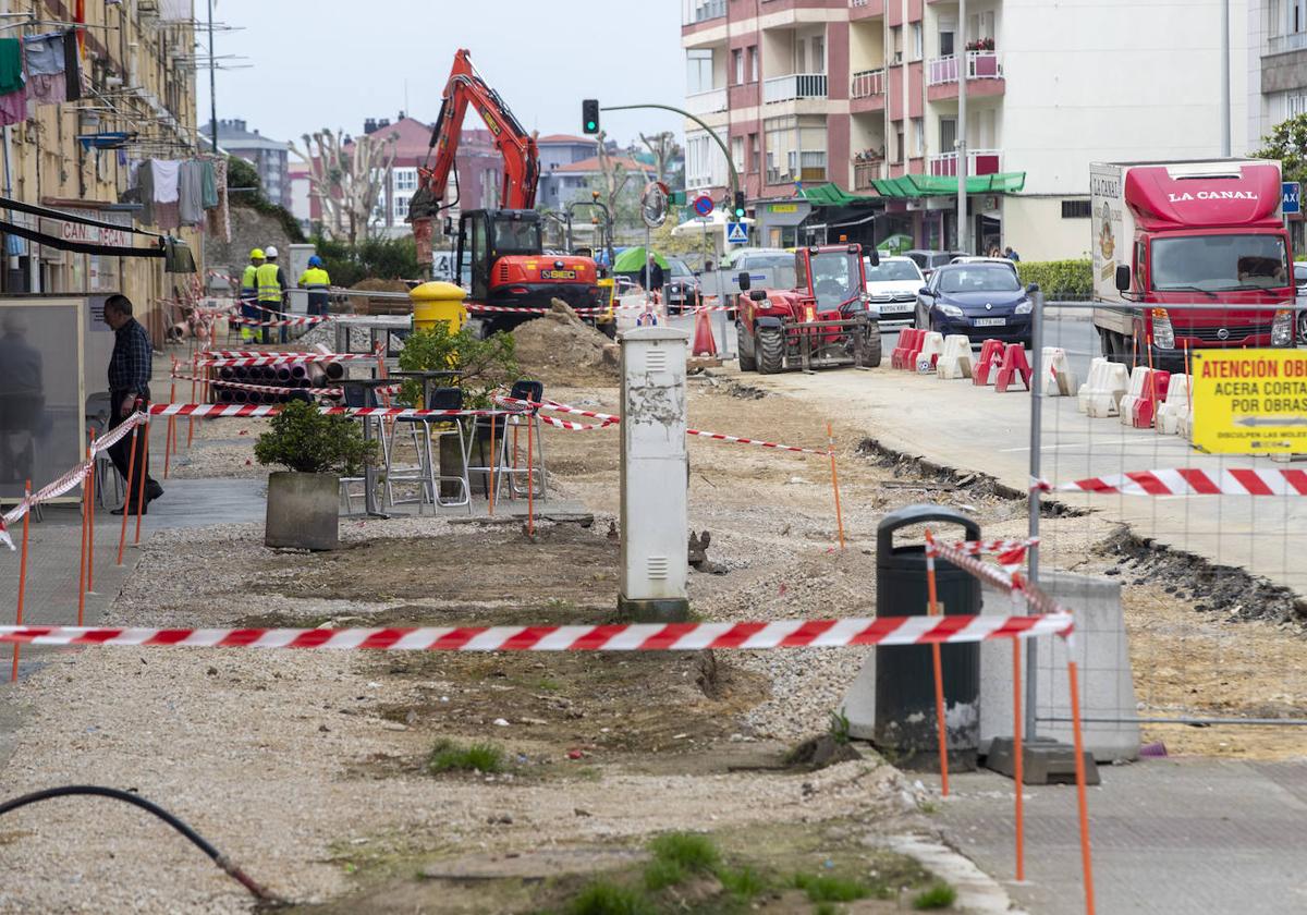 Gran parte de la acera entre Los Osos y el colegio Quinta Porrúa está levantada y en proceso de renovación.