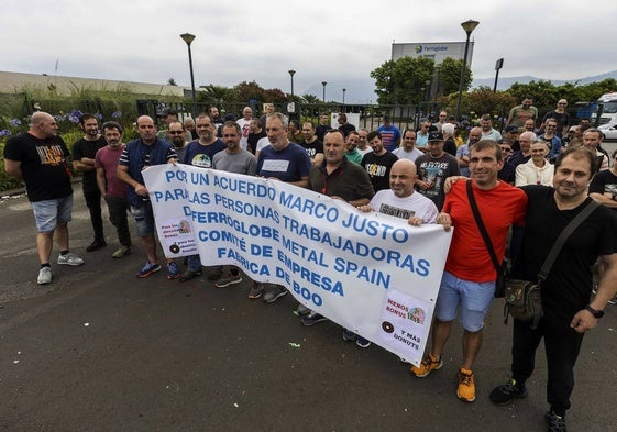 Trabajadores, este miércoles, durante la huelga en las instalaciones de Boo de Guarnizo.