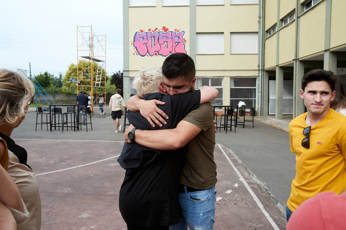 La madre de Carlos Cubillas abraza a un amigo de su hijo.