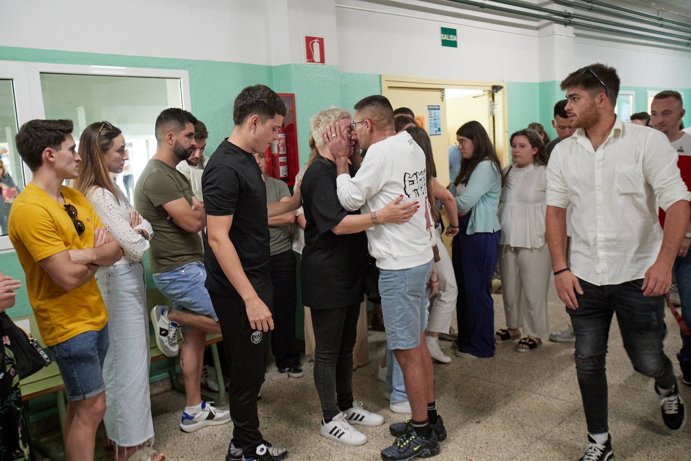 La madre de Carlos Cubillas y su pareja se consuelan durante el acto.