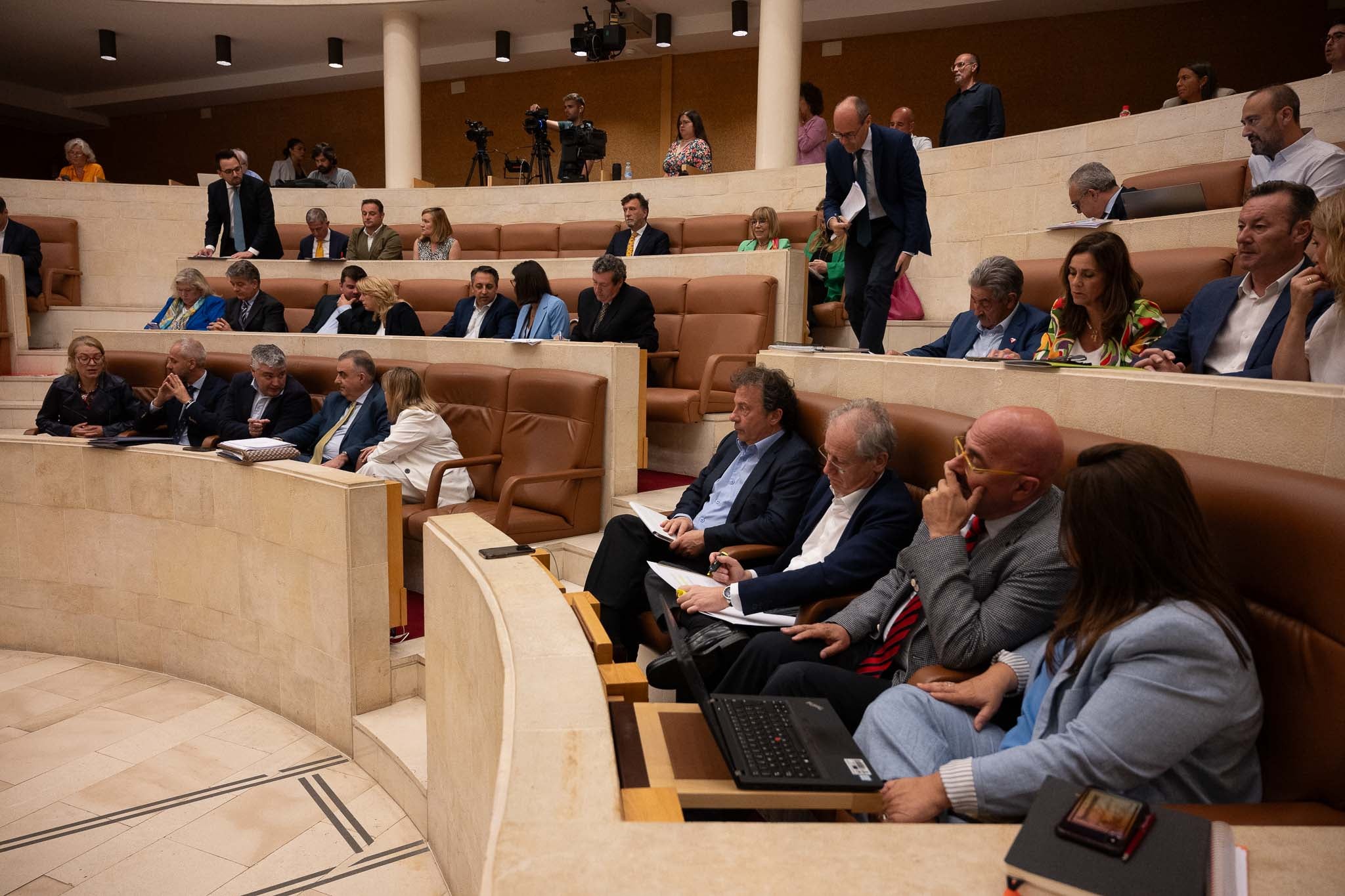 Imagen del hemiciclo, con los diputados en sus asientos, antes de proceder a la votación.