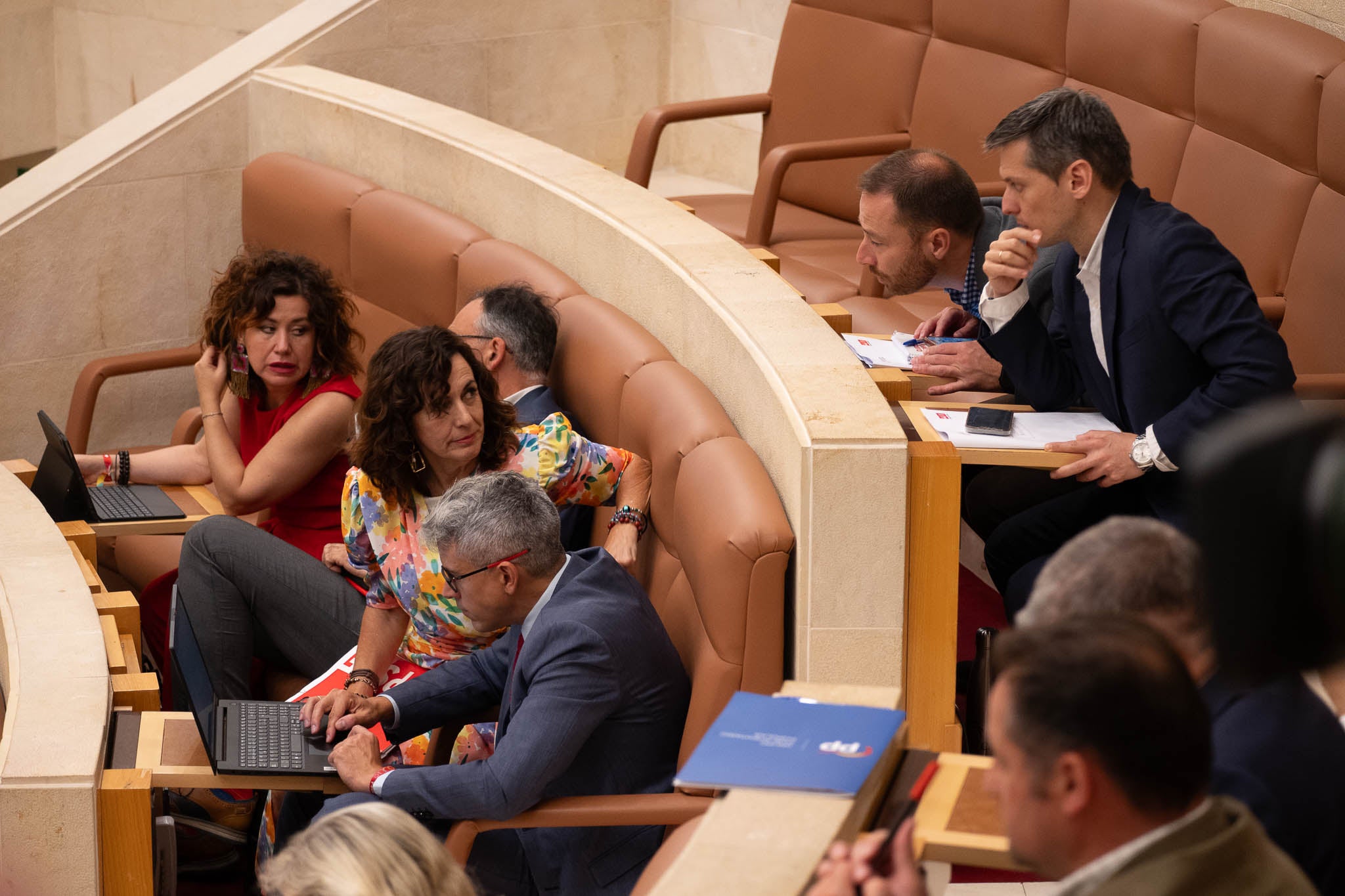 La bancada socialista. Charlan los diputados Ana Belén Álvarez, Jorge Gutiérrez y Mario Iglesias.