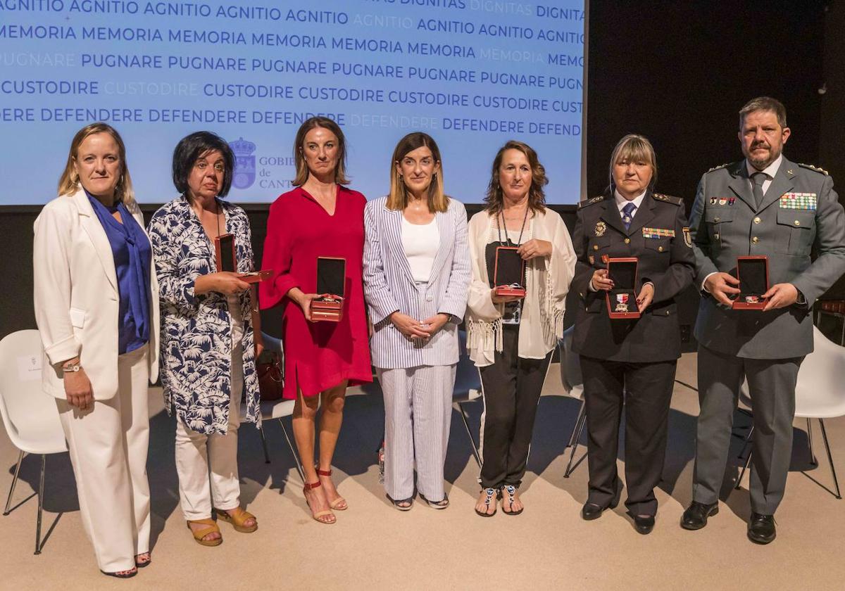 María José Sáenz de Buruaga, en el centro, posa con los familiares de las víctimas y representantes de la Policía Nacional y la Guardia Civil.