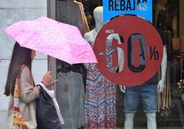 El cartel de rebajas en una tienda de Santander.