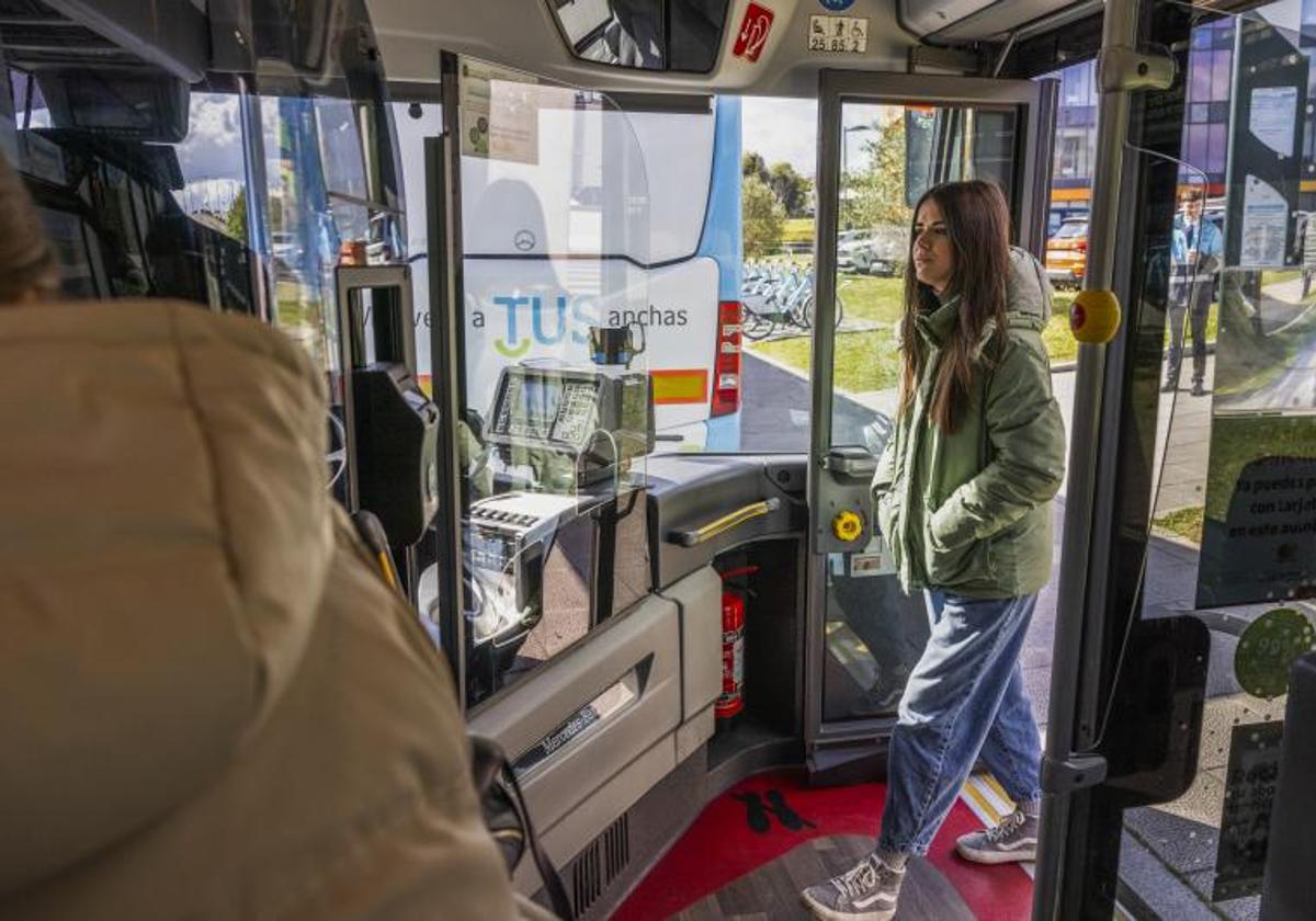 Usuaria del autobús accede al interior del transporte público.