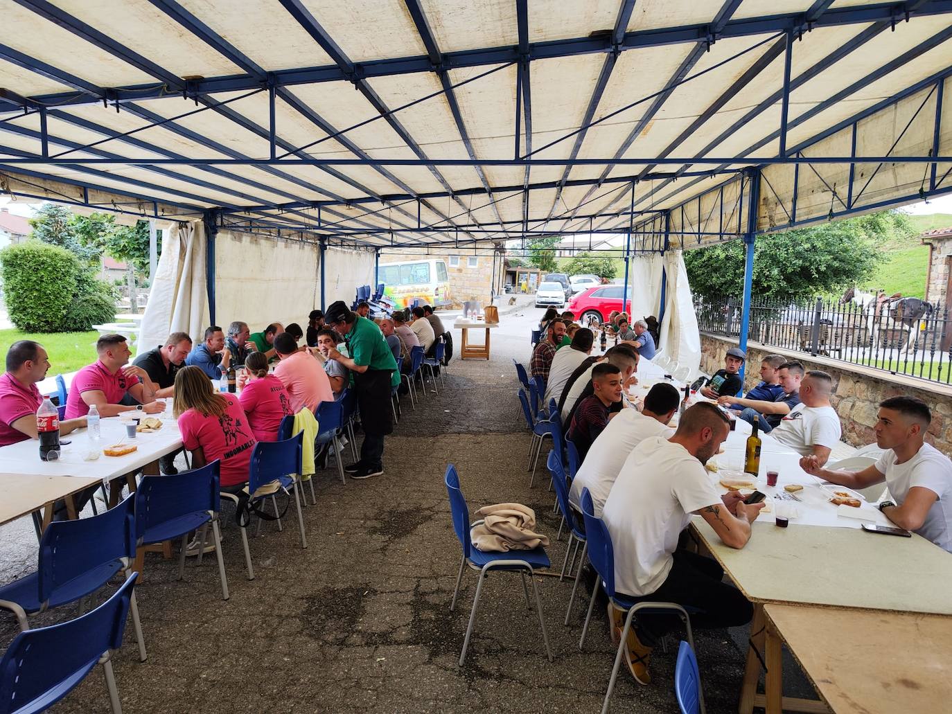 Los participantes y demás amigos disfrutaron de una comida junto al teleclub de Requejo