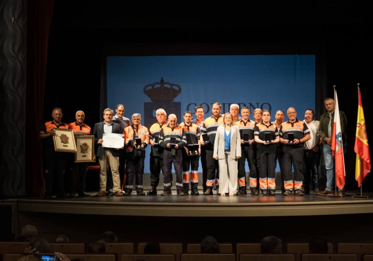 Los conmemorados, en lo alto del escenario del Teatro Principal de Reinosa.