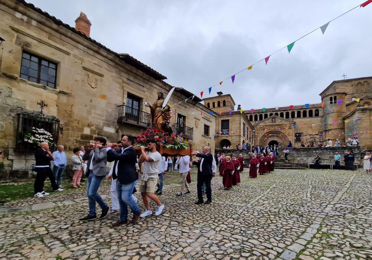 La procesión recorrió las principales calles de la villa.