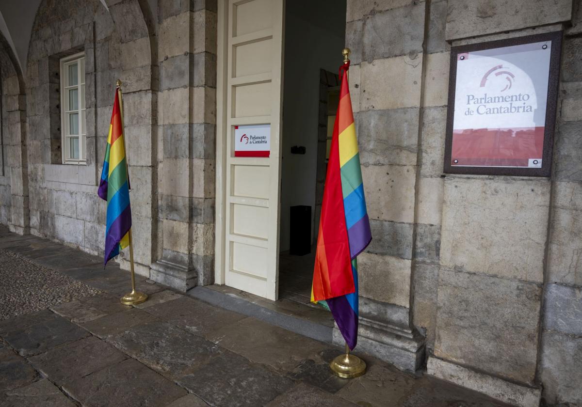 El Parlamento de Cantabria ha colocado dos banderas en la puerta de acceso