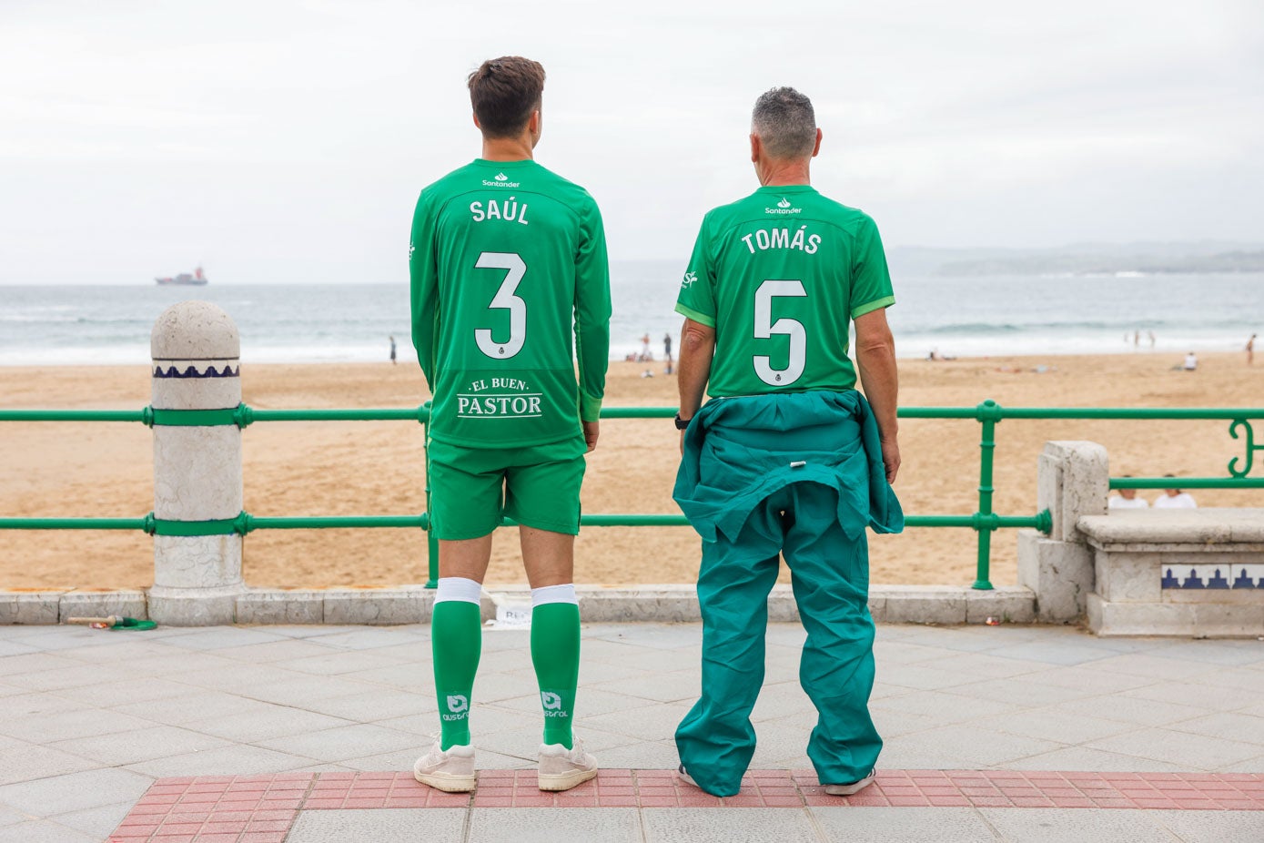 Saúl García y Tomás Carrera muestran la parte trasera de la camiseta