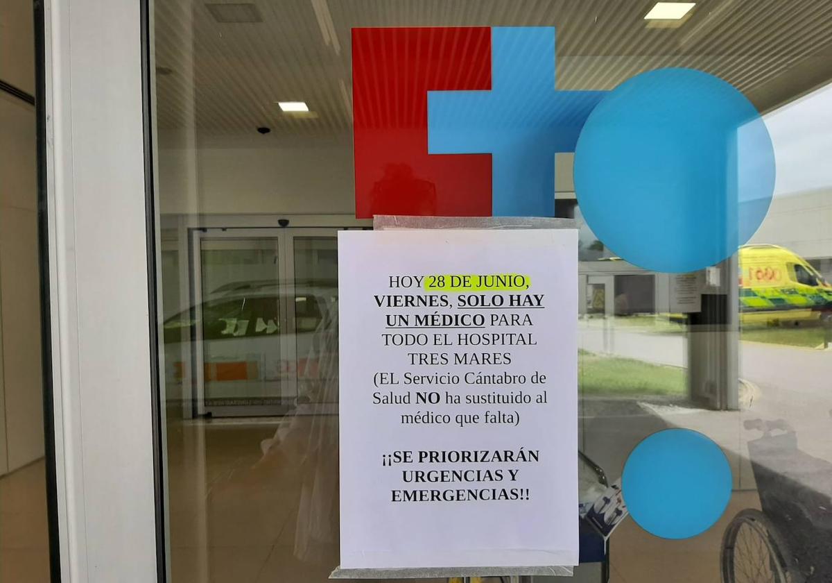 Cartel pegado ayer en la puerta del SUAP del Hospital Tres Mares.