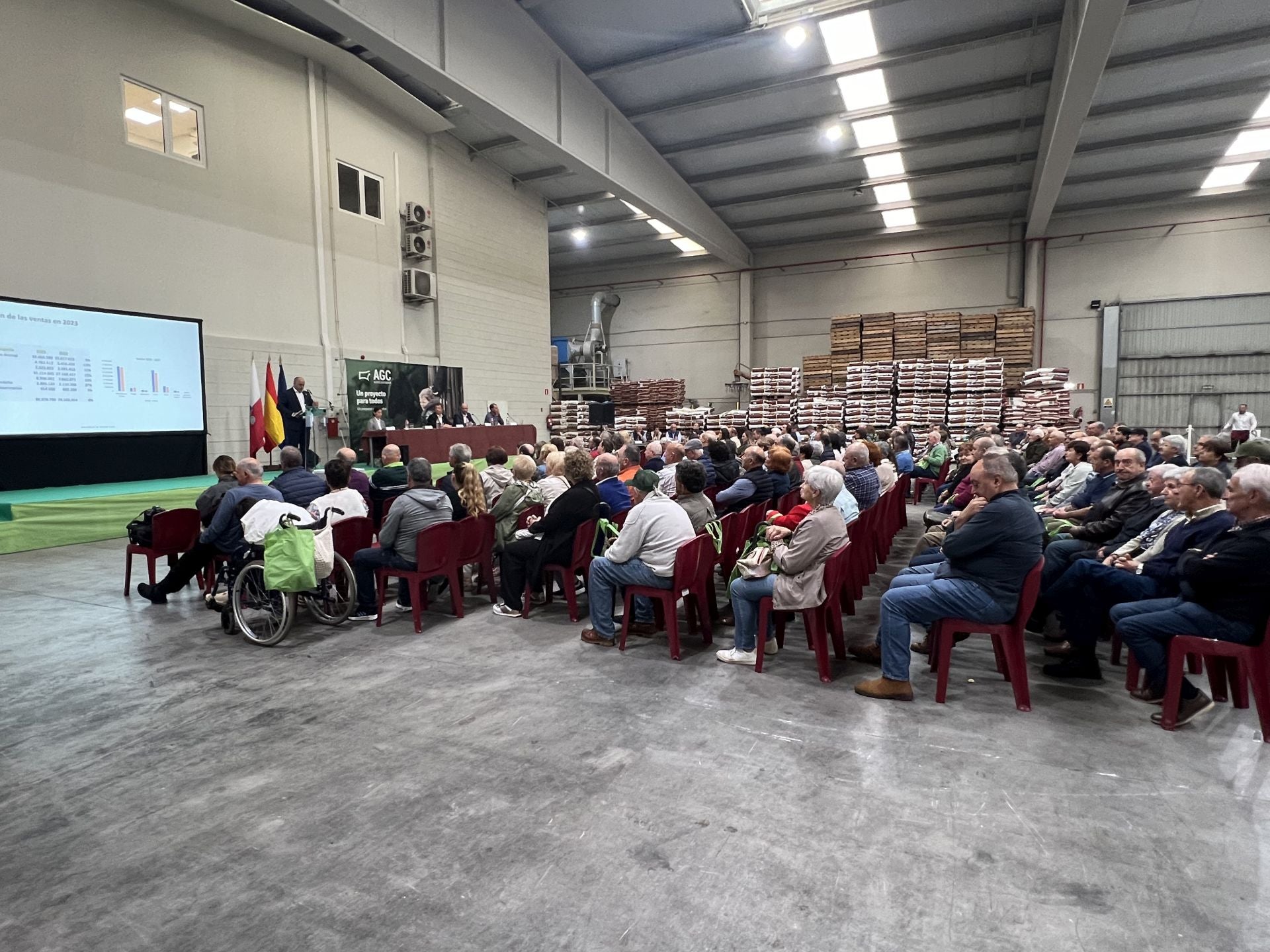 Asistentes a la asamblea celebrada en las instalaciones de AgroCantabria en Tanos-Viérnoles. 