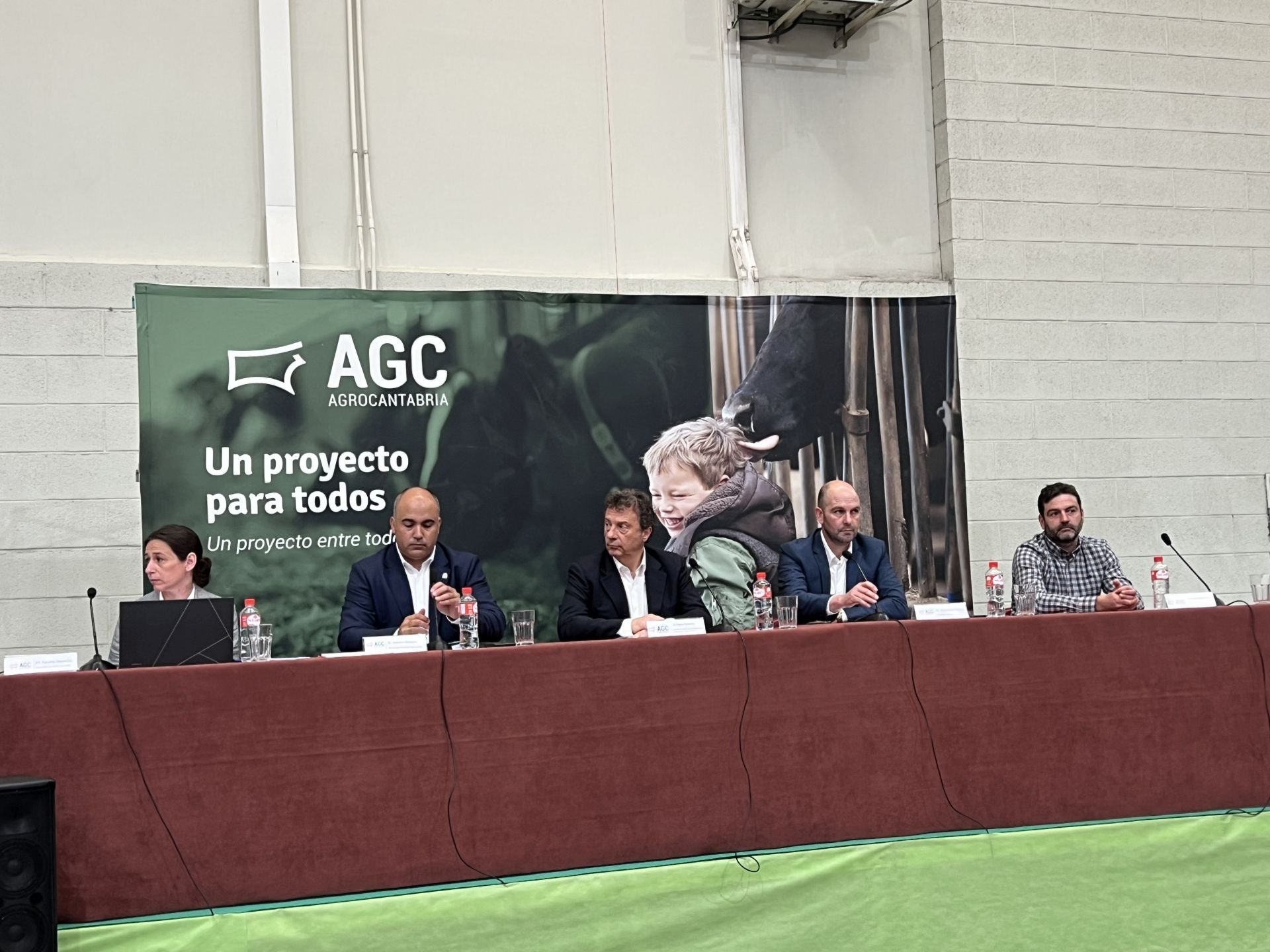 Mesa presidencial de la asamblea: Susana Onandía, Jacobo Alonso, Pablo Palencia y José Ángel Pereda y Eduardo Entrecanales.