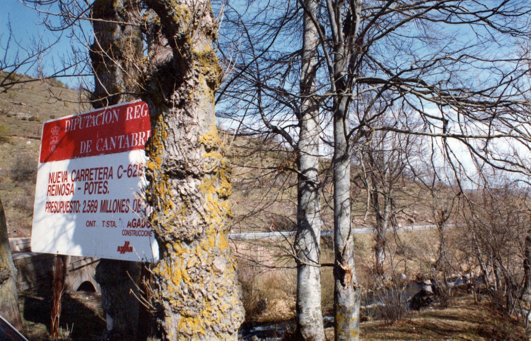 Cartel que se colocó en Riaño anunciando las obras de la carretera Reinosa-Potes en los años 90, con un presupuesto de 2.569 millones de pesetas (15,4 millones de euros).