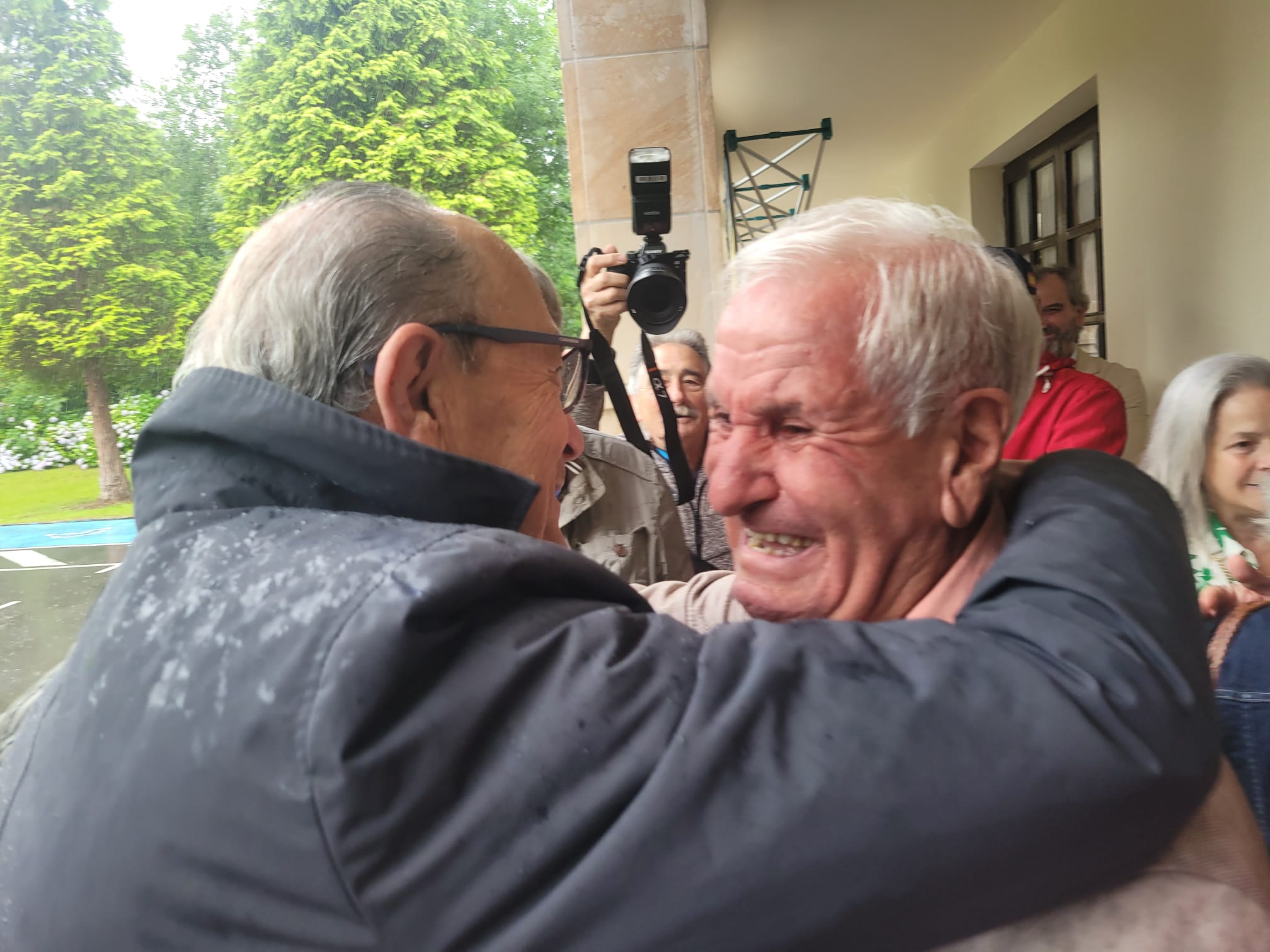 Javier López Marcano felicita a un emocionado Francisco Linares