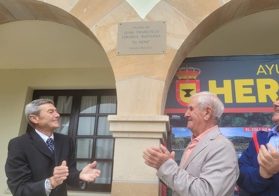 El alcalde, Ramón Cuesta, y Francisco Linares, tras descubrir la placa con su nombre en la plaza del Ayuntamiento