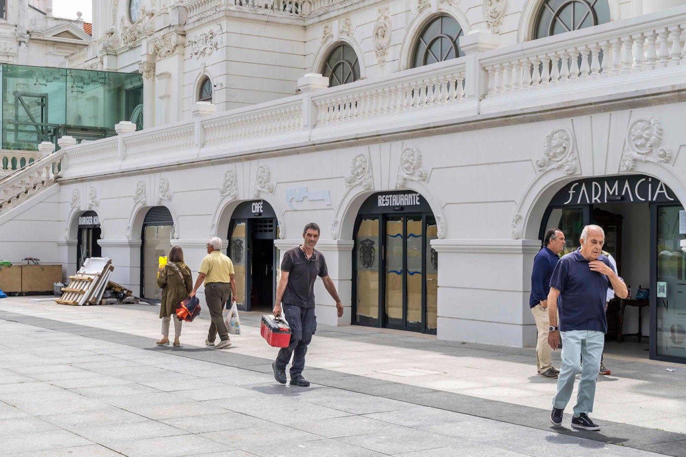 Al lado de Burger King, La Primera también está casi listo para abrir y la farmacia, que se trasladó desde el otro lado de las escaleras, lleva tiempo operativa.