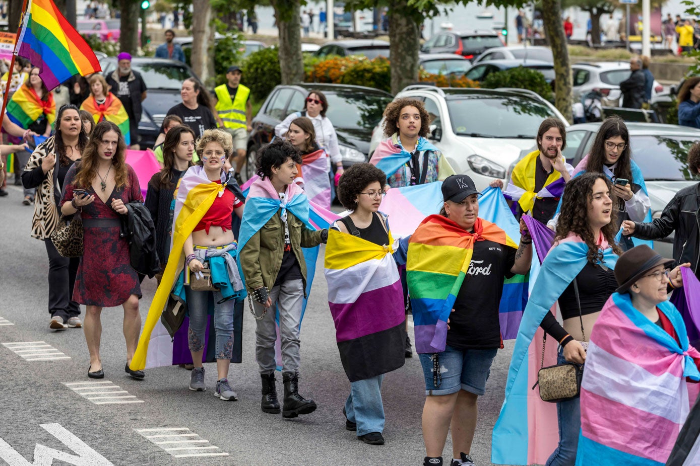 Grupo de jóvenes en la manifestación por el Paseo Pereda