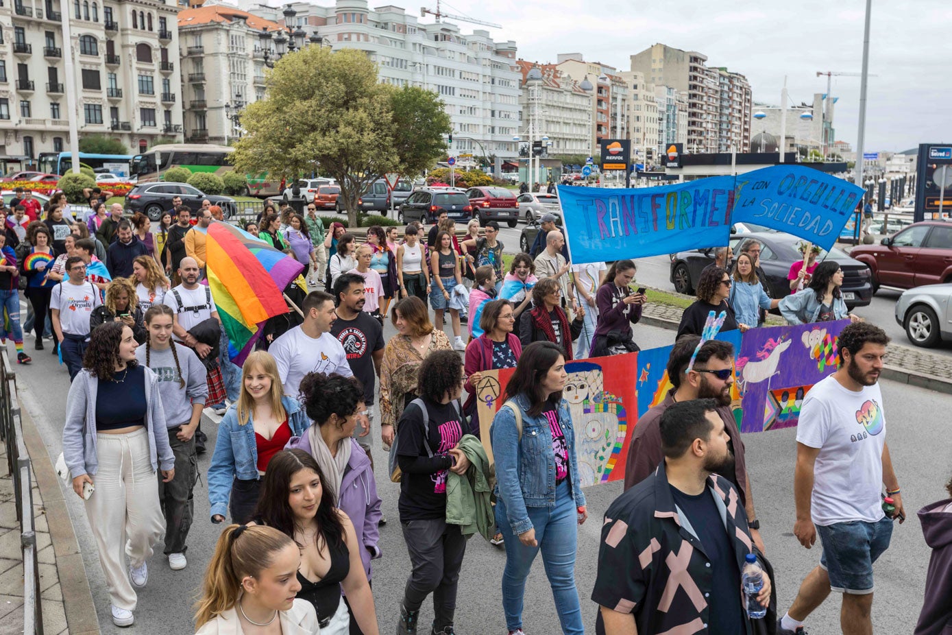 Los asistentes acudieron con pancartas con mensajes como:  'No desfilamos, nos manifestamos'.