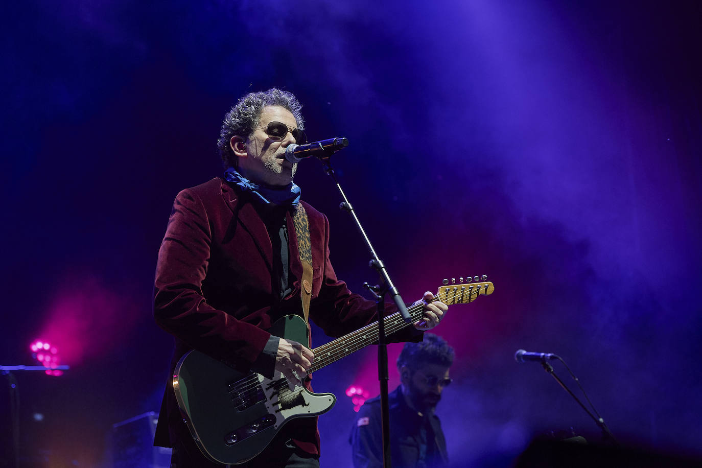 Calamaro demostró su buen hacer y veteranía sobre el escenario de la capital del Besaya.