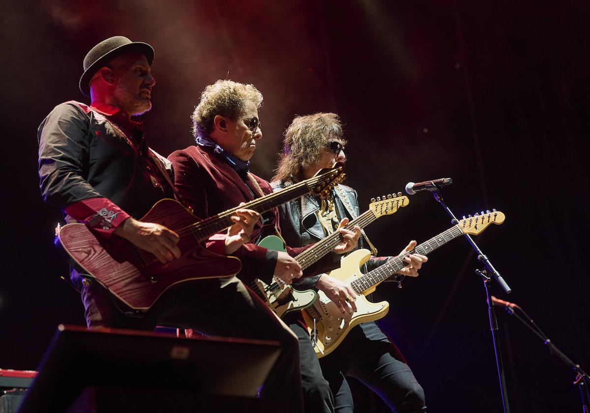 Calamaro en acción con su banda en Torrelavega.