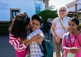 Dos de los niños que disfrutan del programa 'Vacaciones en paz', con su familia de acogida.