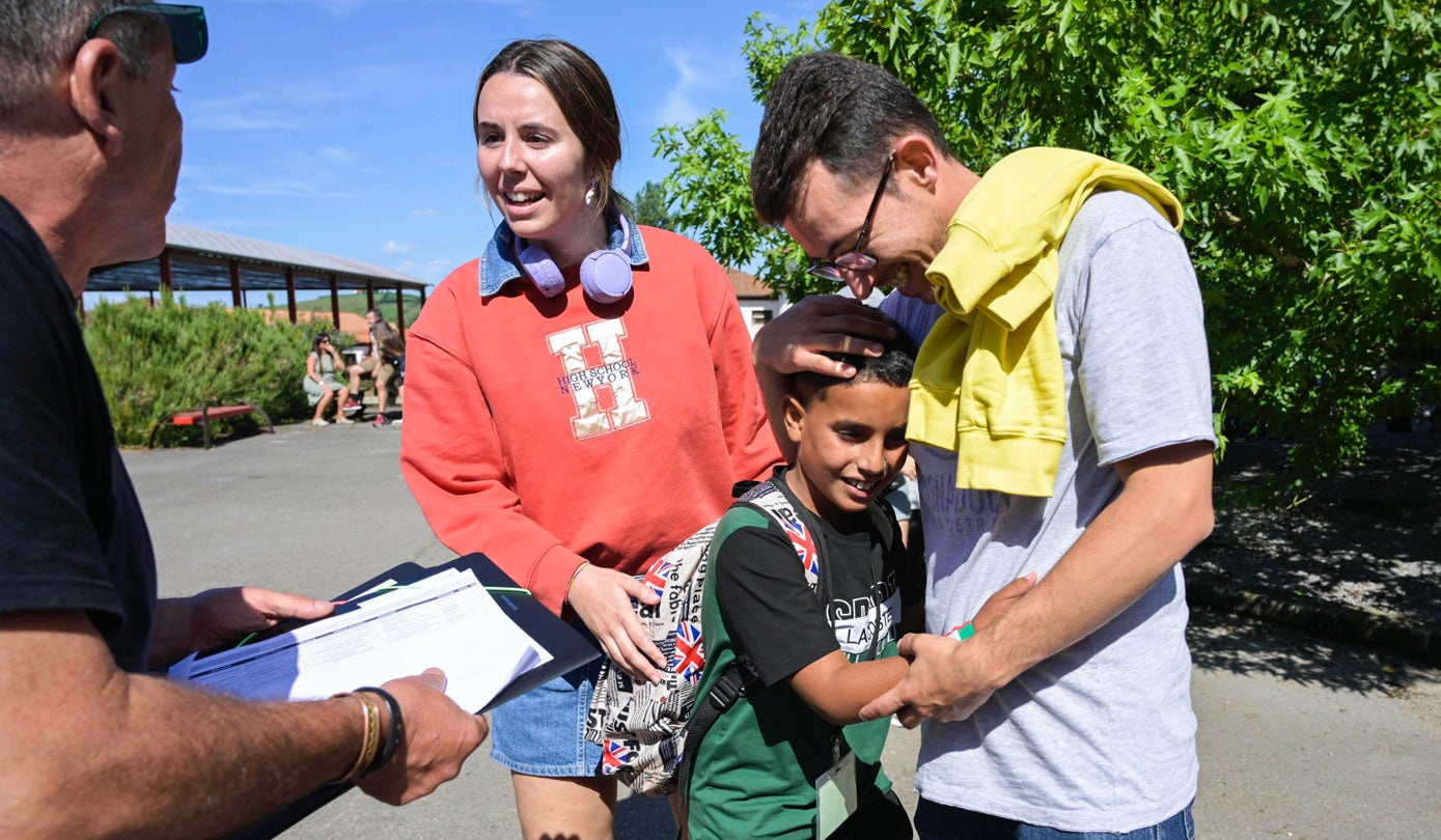 Las familias han esperado a los niños en el CIFP La Granja de Heras. Estas instalaciones acogerán, además, a 16 menores saharauis con discapacidad cuyas vacaciones ha gestionado Cantabria por el Sahara. 