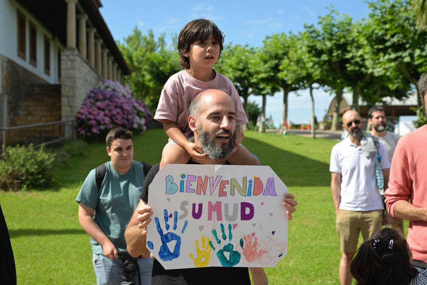 Las familias han recibido en Heras a los chicos con vistosos carteles de bienvenida .