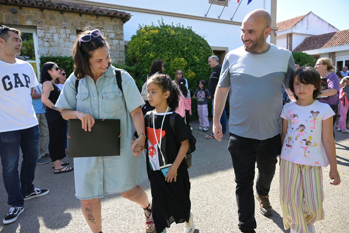 La familia compuesta por Irene, Gaizka y Naroa han acogido a la pequeña Fatma, de nueve años. 