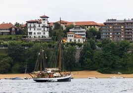 Este paseo en barcopor la costa santanderinaconsiste en un itinerarioguiado de casi dos horas. fotografías: juanjo santamaría