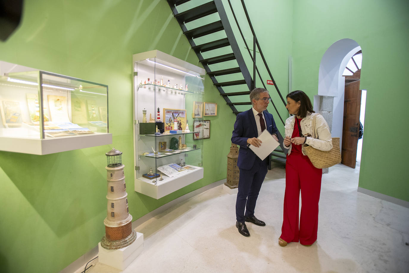 César Díaz, presidente del Puerto, y Gema Igual, alcaldesa de Santander, durante la visita a las instalaciones del Faro de Cabo Mayor.